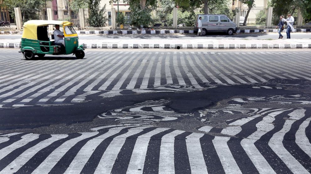 PHOTO: Road markings appear distorted as the asphalt starts to melt due to the high temperature in New Delhi, May 27, 2015.