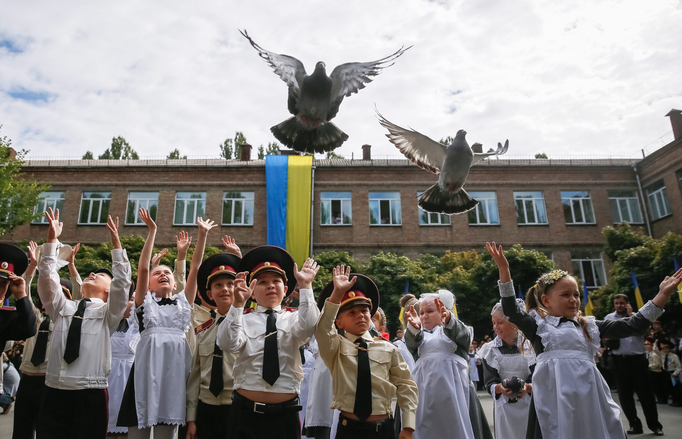 Школьник украины. Украина школа. Украинские школы в России. Русскоязычные школы на Украине. Самая лучшая школа в Украине.