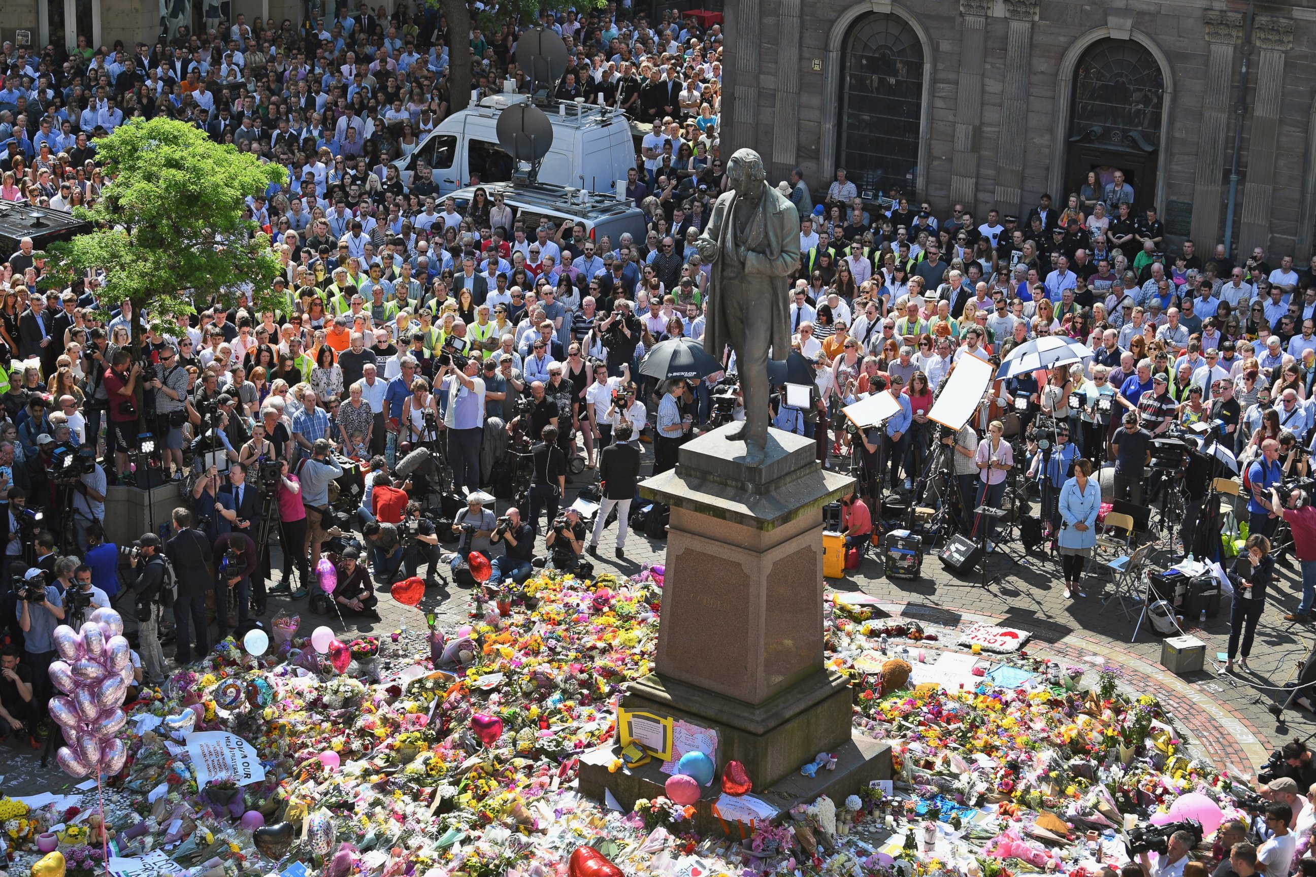 PHOTO: Members of the public observe a national minute's silence in remembrance of all those who lost their lives in the Manchester Arena attack, on May 25, 2017, in Manchester.