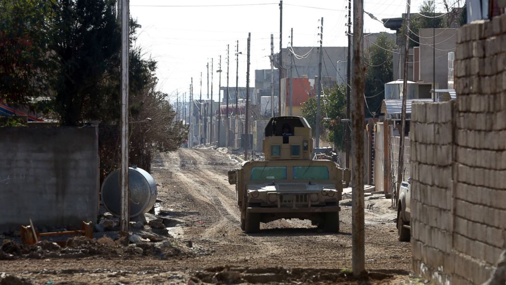 Iraqi pro-government forces advance in Mosul's southeastern Sumer neighbourhood on December 29, 2016, during an ongoing military operation against Islamic State (IS) group jihadists.