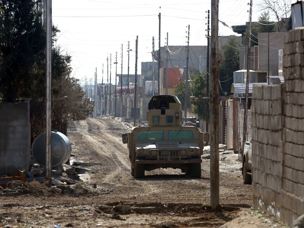PHOTO: Iraqi pro-government forces advance in Mosuls southeastern Sumer neighbourhood on December 29, 2016, during an ongoing military operation against Islamic State (IS) group jihadists.