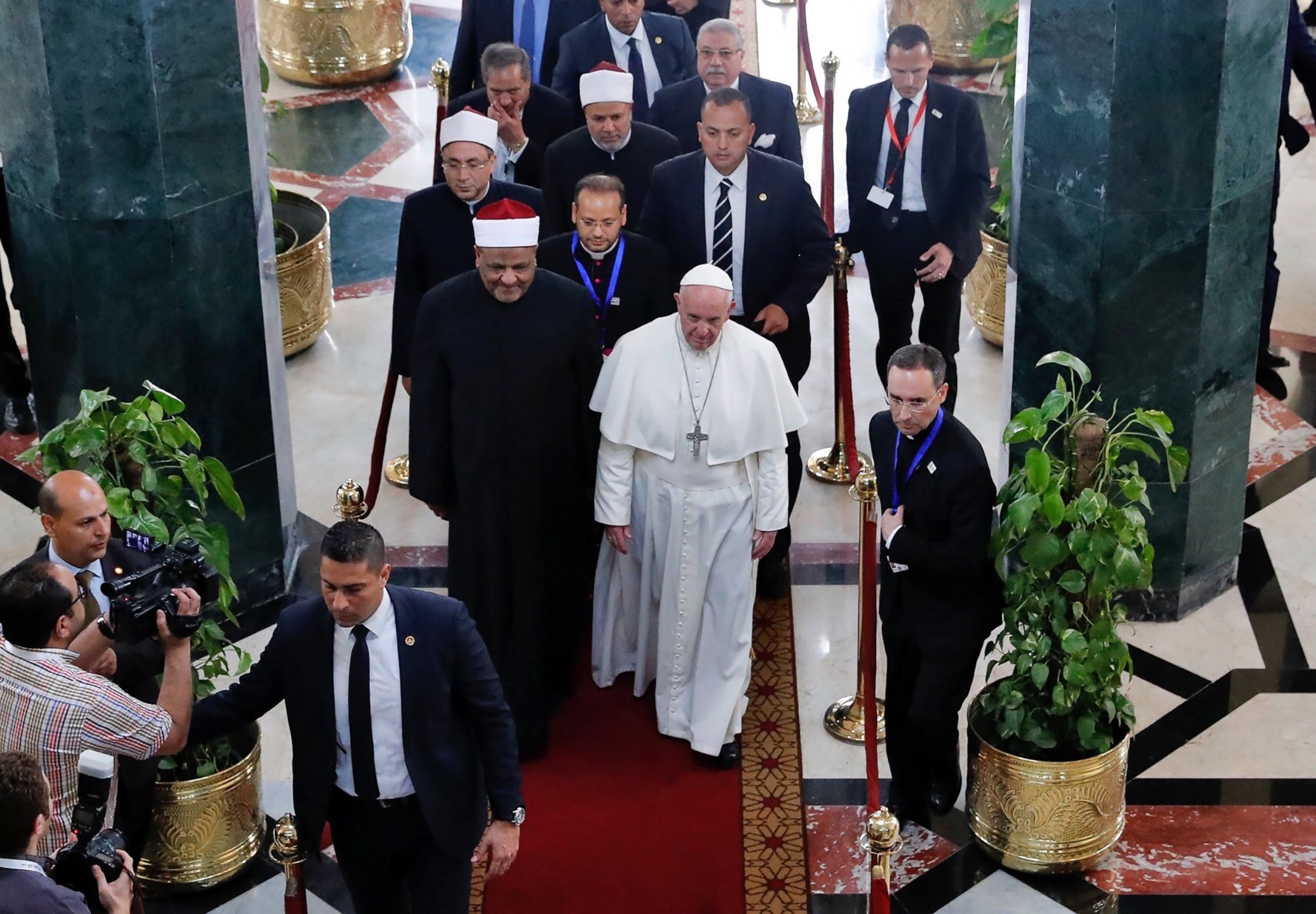 PHOTO: Pope Francis walks alongside Muslim clerics during a visit at the prestigious Sunni institution Al-Azhar, in Cairo, on April 28, 2017, during an official visit to Egypt.
