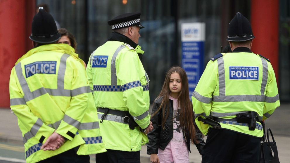PHOTO: Police talk to people affected by the explosion at Manchester Arena in Manchester, England, May 23, 2017.