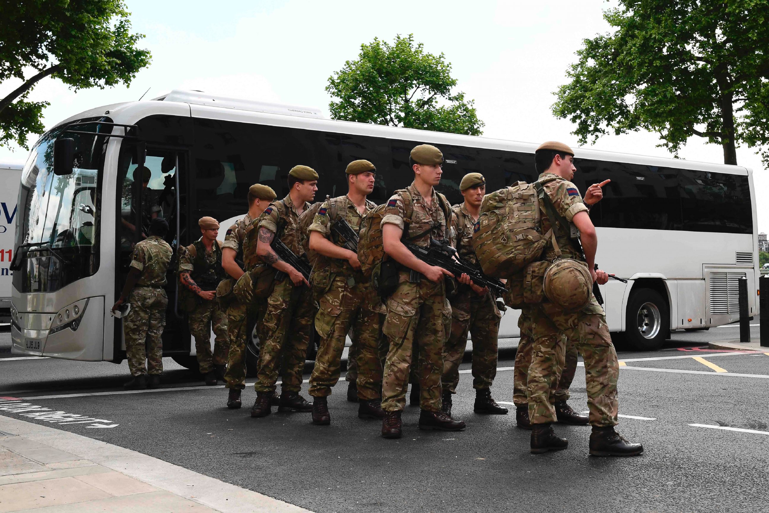 PHOTO: British soldiers arrive by bus and head toward a building next to New Scotland Yard police headquarters near the House of Parliament in London, May 24, 2017.