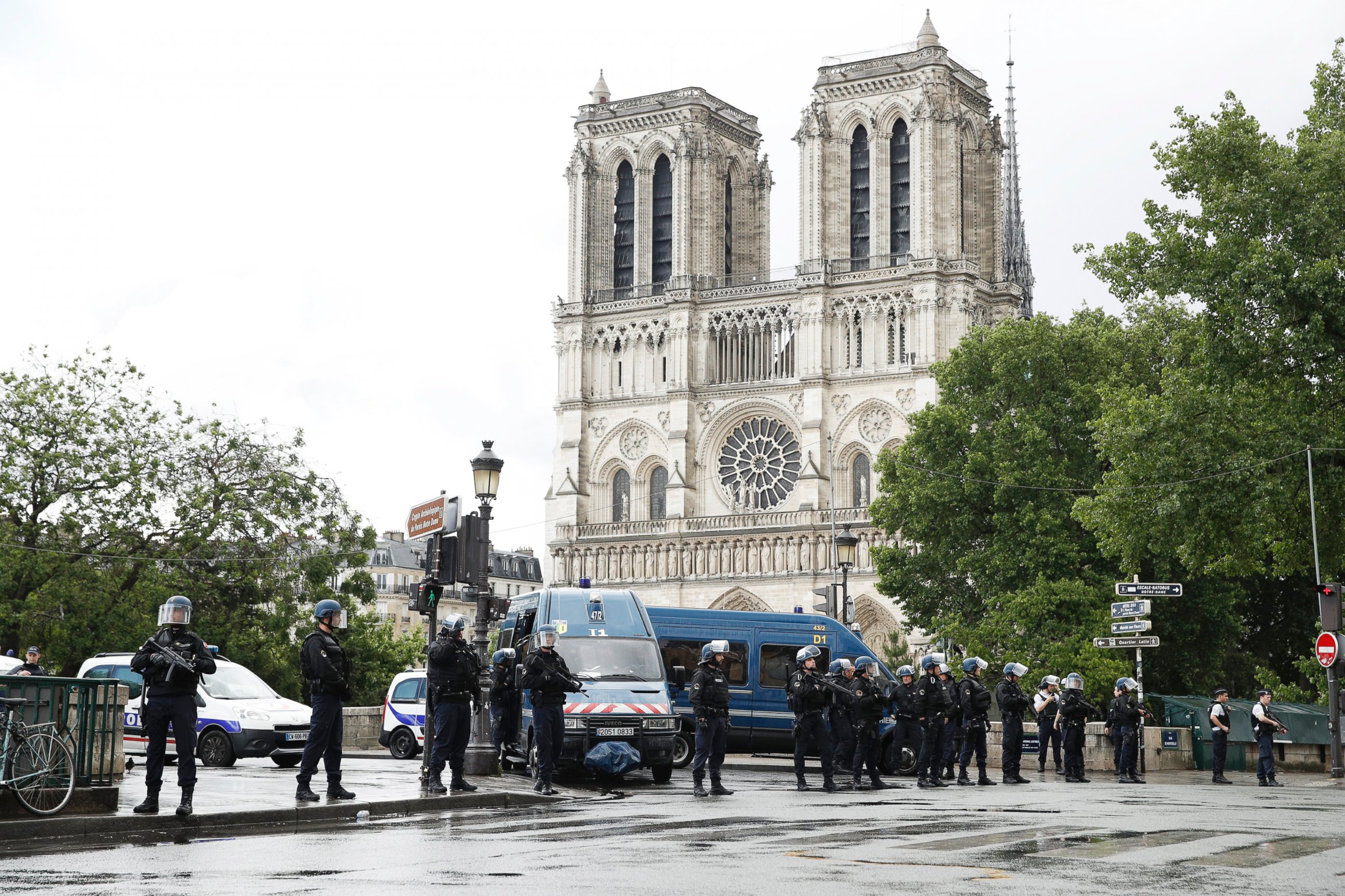 PHOTO: Police officers install a security parameter outside Notre Dame cathedral in Paris, June, 6, 2017. 