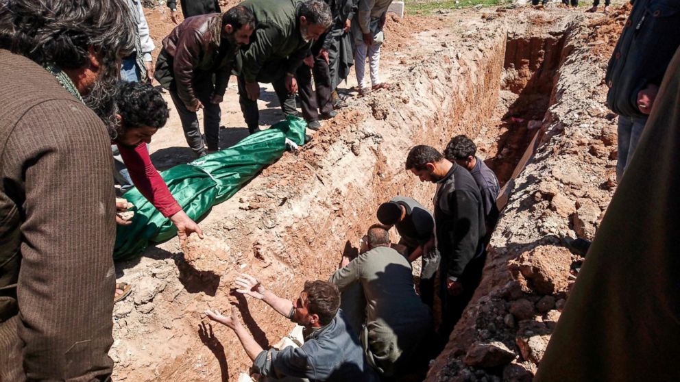 PHOTO: Syrians dig a grave to bury the bodies of victims of a a suspected toxic gas attack in Khan Sheikhun, a rebel-held town in Syria's Idlib province, April 5, 2017.
