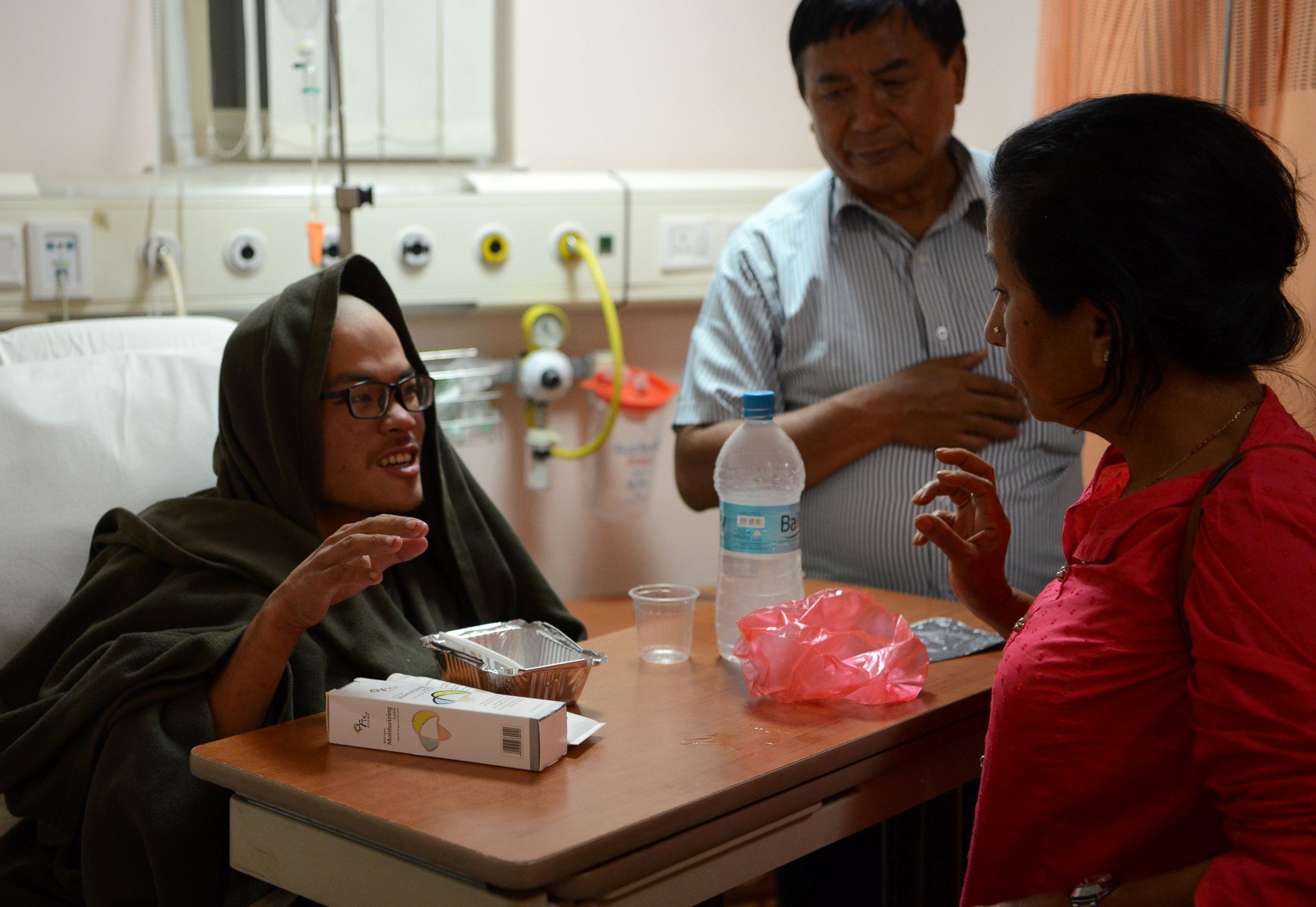 PHOTO: Taiwanese trekker Liang Sheng-yueh, who was rescued alive after being stranded in the Himalayas for 47 days, talks with a nutritionist in a hospital in Kathmandu, April 26, 2017.