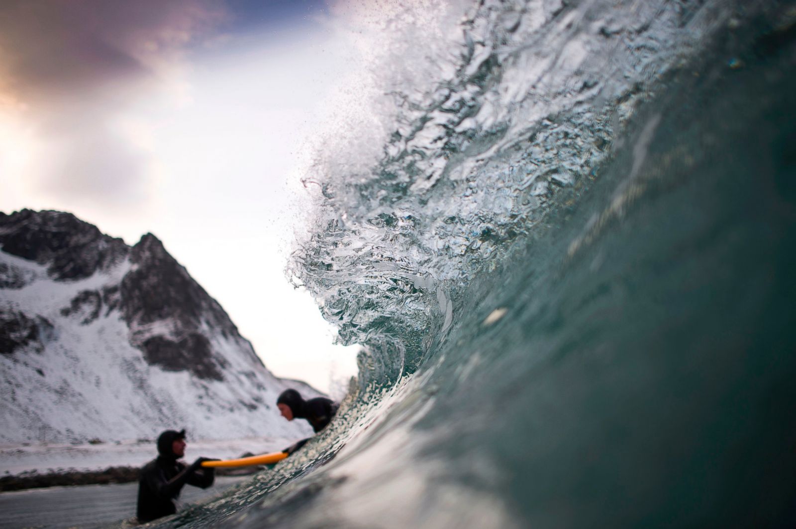 Арктический серфинг. Серфинг в Норвегии. Сёрфинг в Норвегии. Северный Ледовитый серферы. Catching wave
