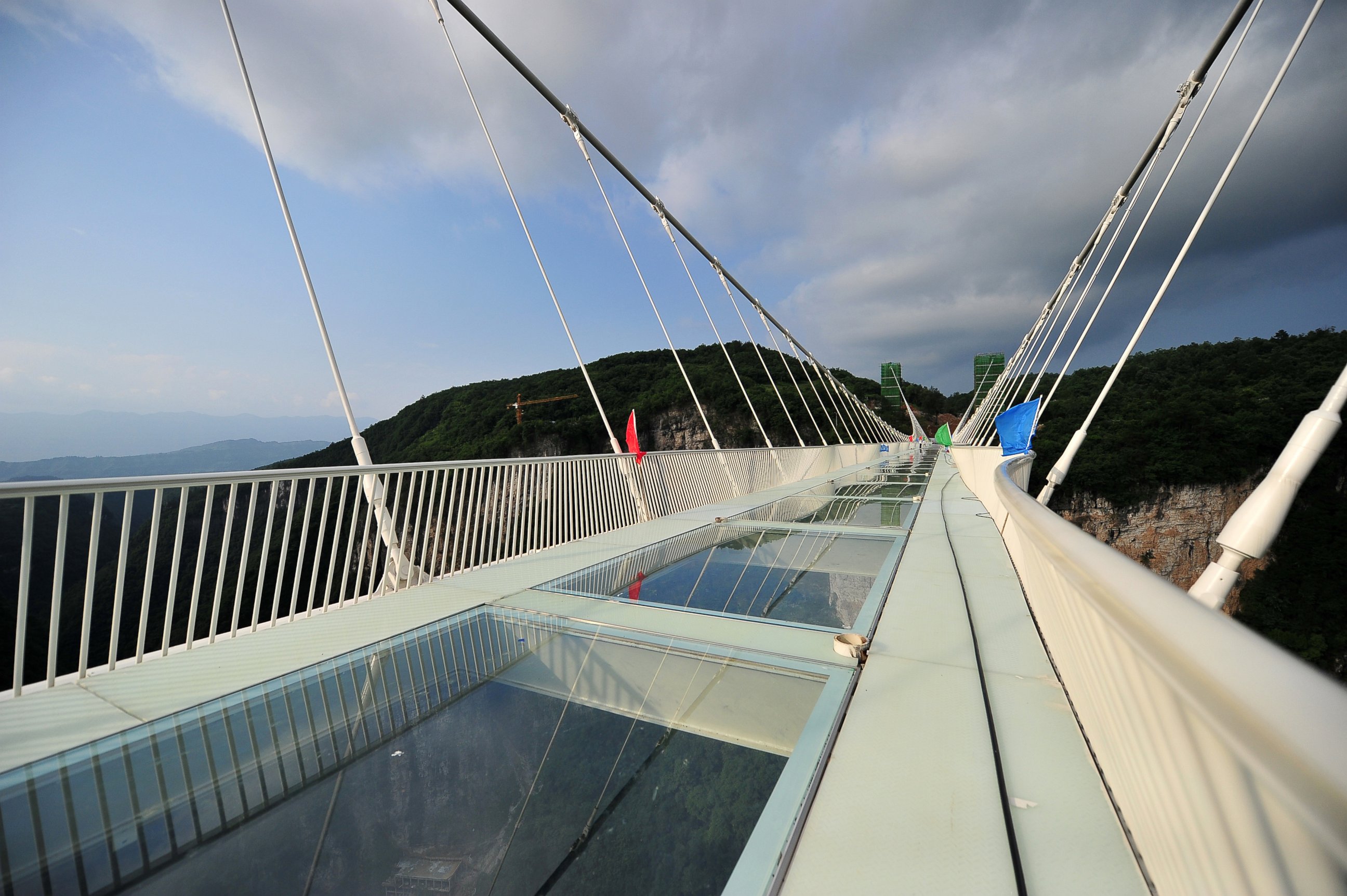 Игра в кальмара стеклянный мост. Стеклянный мост Янцзы. Стеклянный мост Хуньчунь. Стеклянный мост Хуньчунь 2023. Стеклянный мост в Китае Янцзы.