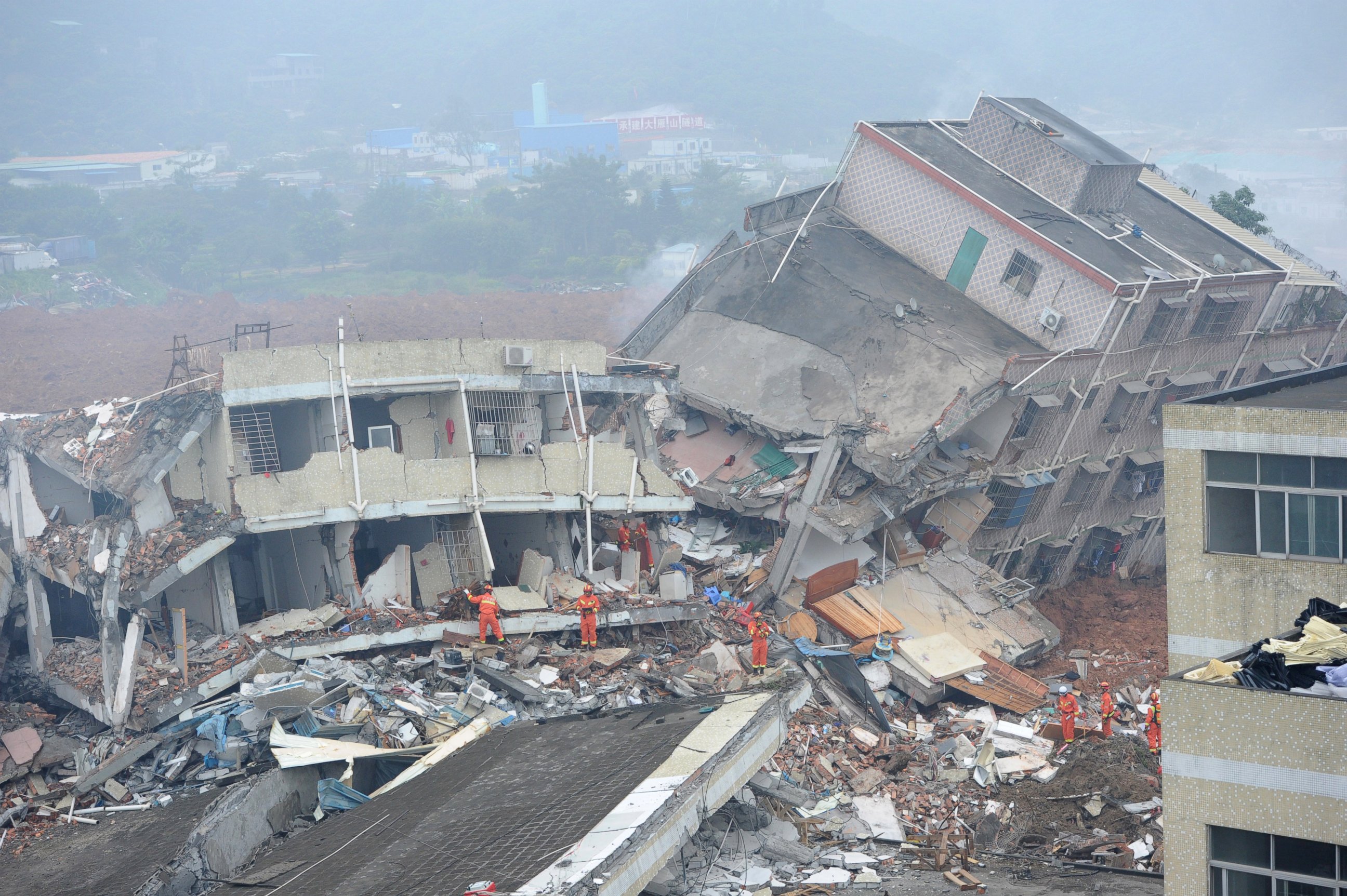 Обвальные землетрясения. Оползень Ганьсу. Оползень в Шэньчжэне в 2015 году. Разрушение зданий и сооружений. Землетрясение обвалы.