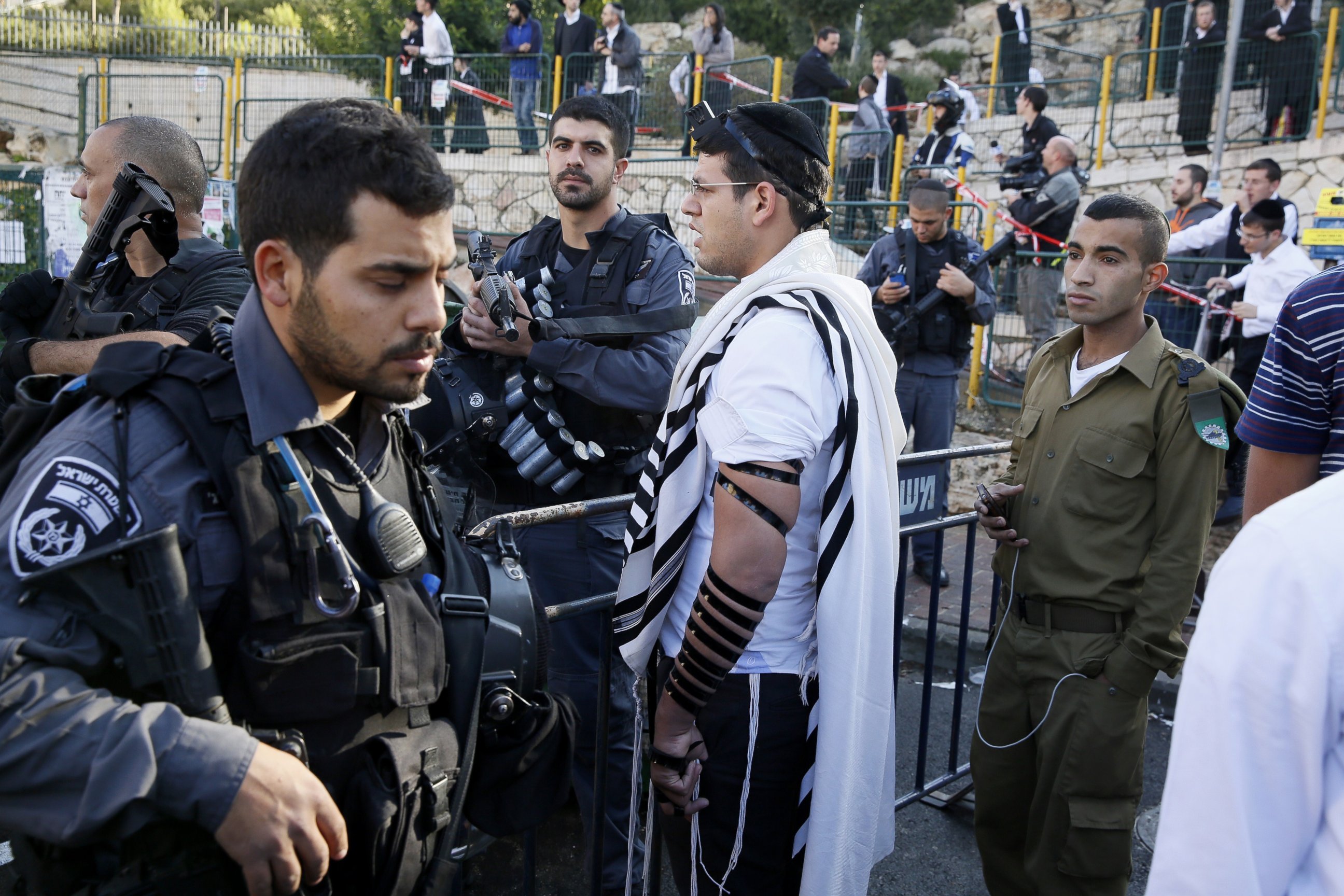 Israeli security forces secure the scene after a synagogue attack in Jerusalem, November 18, 2014.