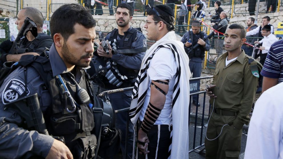 Israeli security forces secure the scene after a synagogue attack in Jerusalem, November 18, 2014.