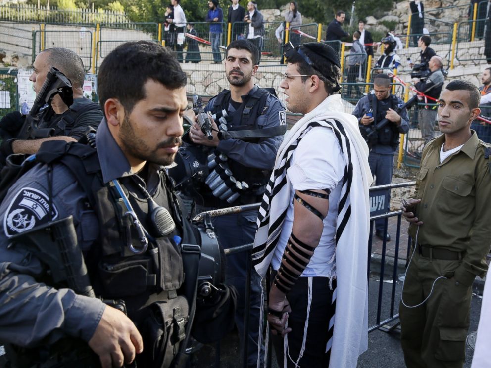 Israeli security forces secure the scene after a synagogue attack in Jerusalem, November 18, 2014.