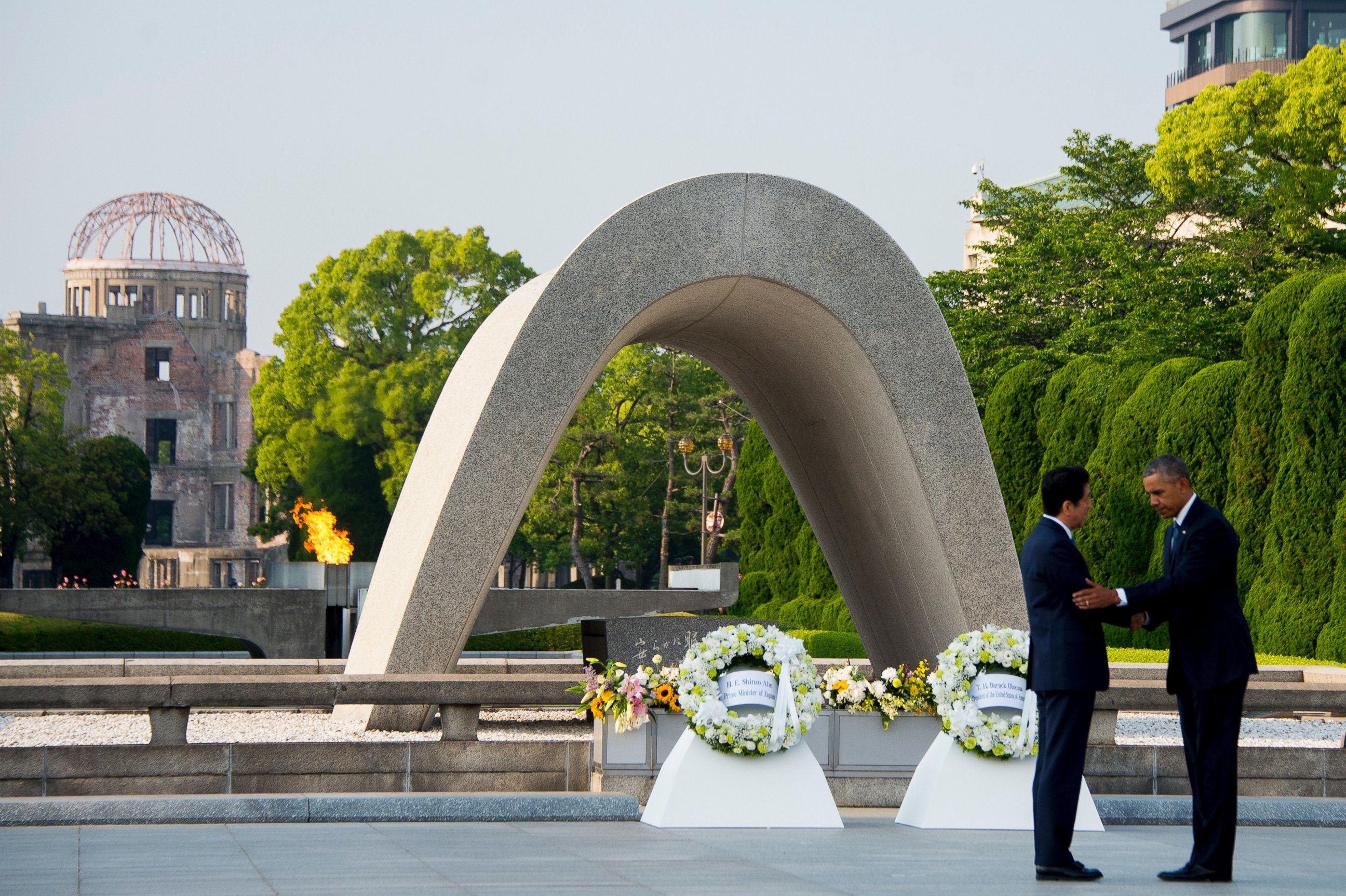 PHOTO: President Barack Obama and Japanese Prime Minister Shinzo Abe shake hands after laying wreaths at the Hiroshima Peace Memorial Park in Hiroshima on May 27, 2016.