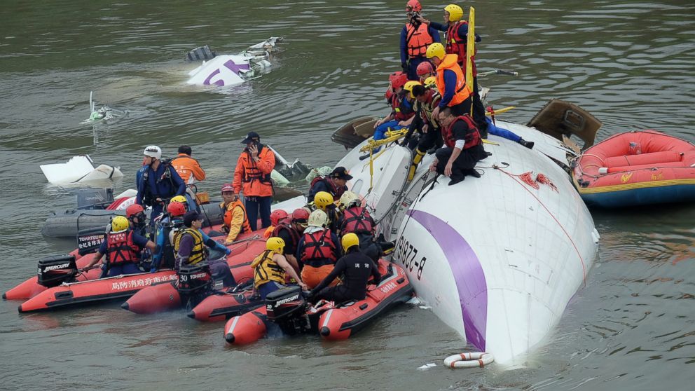 PHOTO: Rescue personnel work to free passengers from a TransAsia ATR 72-600 turboprop plane that crash-landed into a river outside Taiwan's capital Taipei in New Taipei City, February 4, 2015.