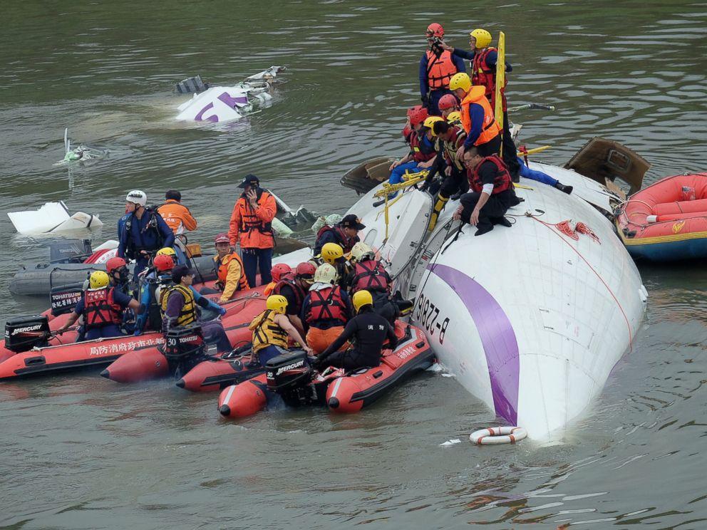 PHOTO: Rescue personnel work to free passengers from a TransAsia ATR 72-600 turboprop plane that crash-landed into a river outside Taiwans capital Taipei in New Taipei City, February 4, 2015.