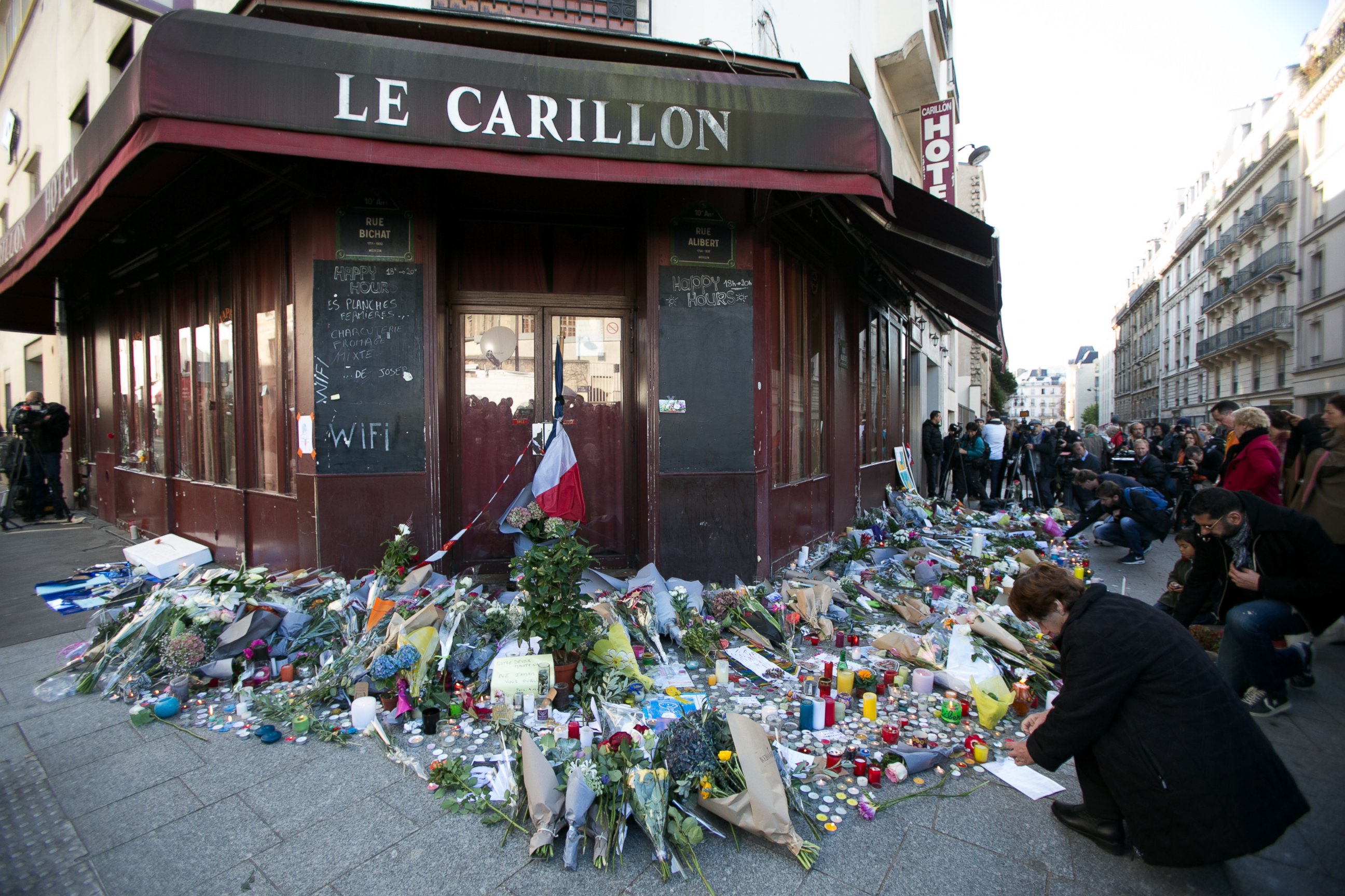 PHOTO: Members of the public gather to lay flowers and light candles at 'Le Carillon' restaurant on 'Rue Bichat' following the terrorist attacks on November 13, 2015 in Paris, France. 