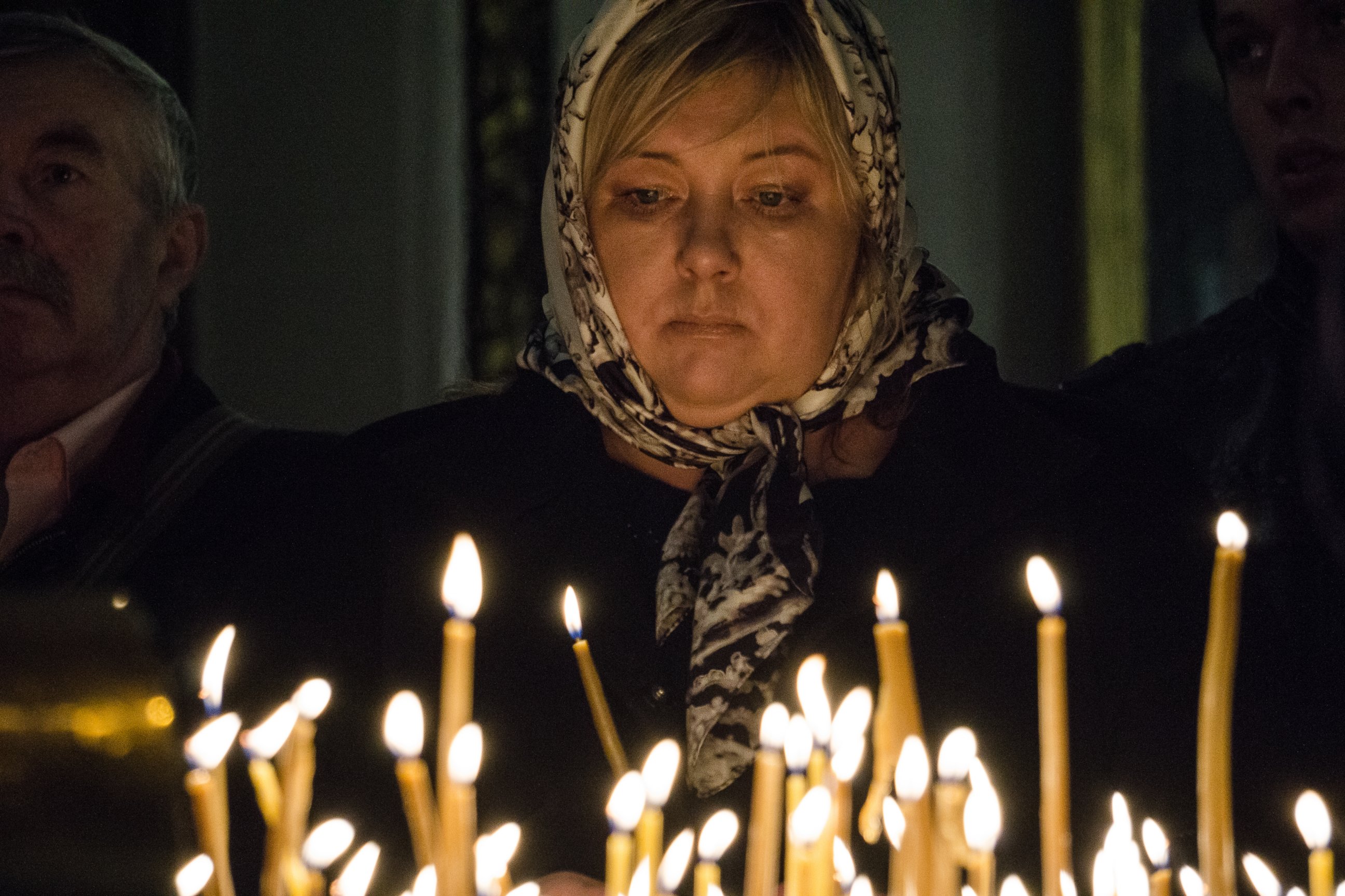 PHOTO: A woman prays during a requiem in memory of the victims of the plane crash in Kazan Cathedral on Nov. 1, 2015 in St. Petersburg, Russia.