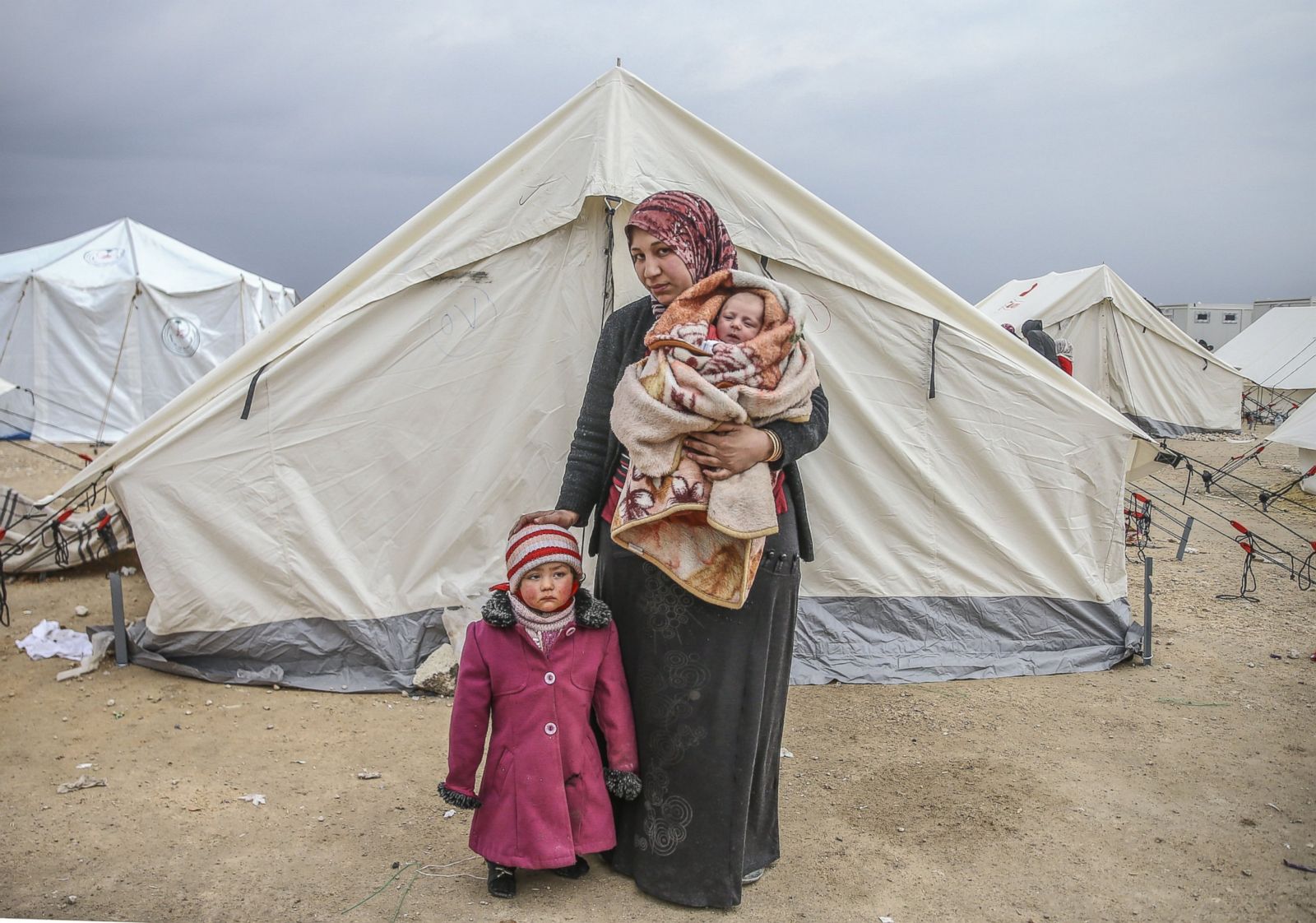 Seeking Shelter Amid War And Violence Refugees Flee Their Homes Photos