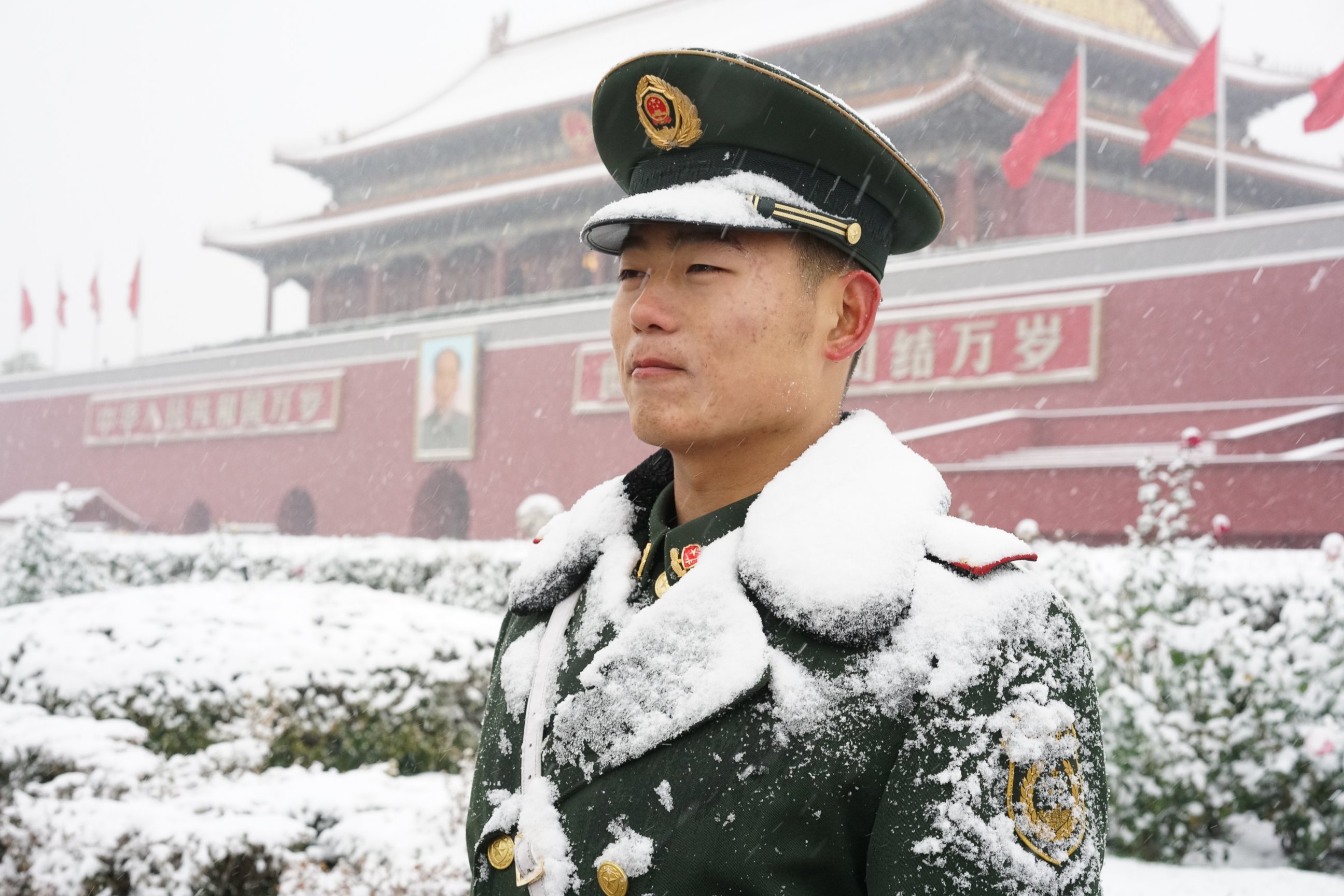 PHOTO: An Armed Police stands on guard in the heavy snow out of Tian'anmen on Nov. 22, 2015 in Beijing.