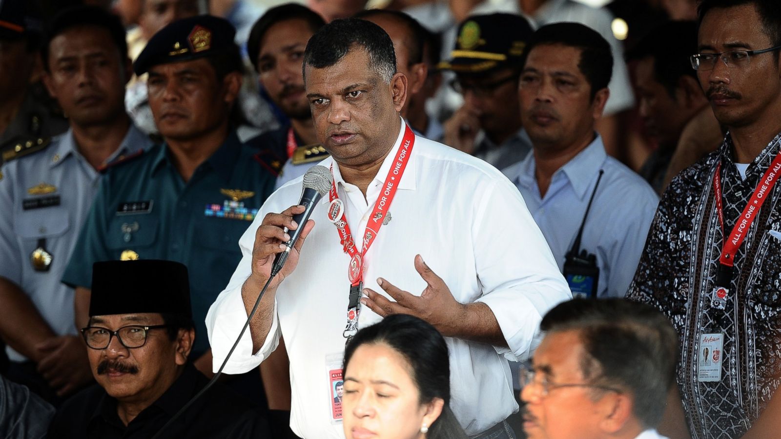 Airasia Ceo Tony Fernandes In The Spotlight Following Missing Plane Abc News
