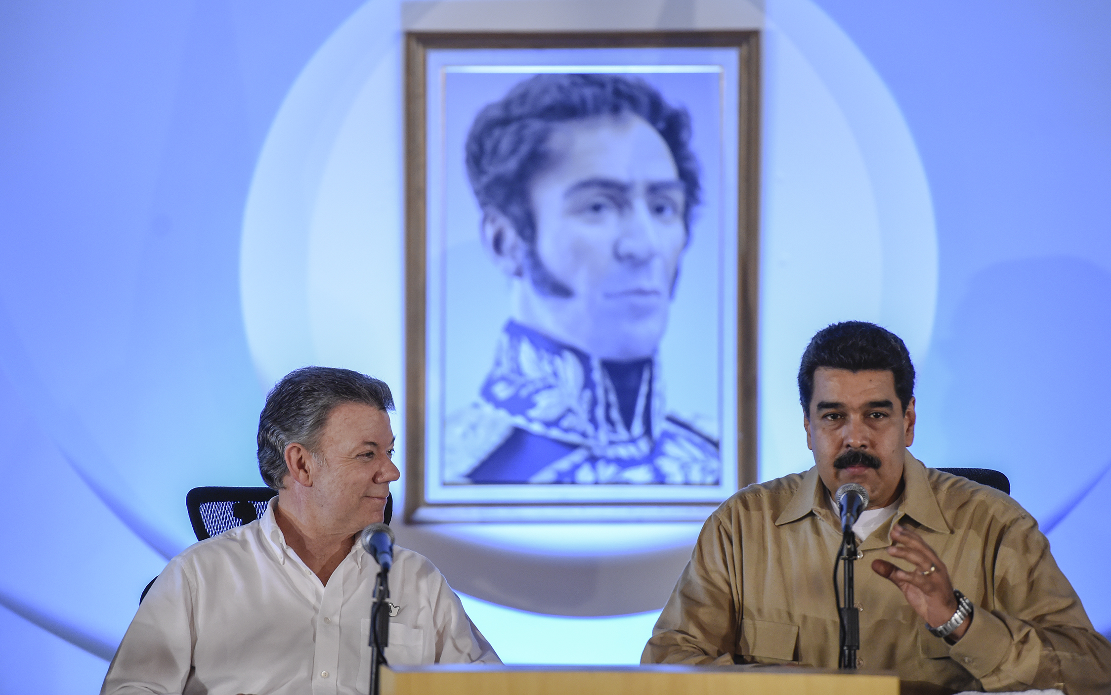 PHOTO:Colombian President Juan Manuel Santos, left, and Venezuelan President Nicolas Maduro take part in a meeting to discuss ending a row that has kept their border closed for nearly a year, on Aug. 11, 2016 in Puerto Ordaz, Columbia.