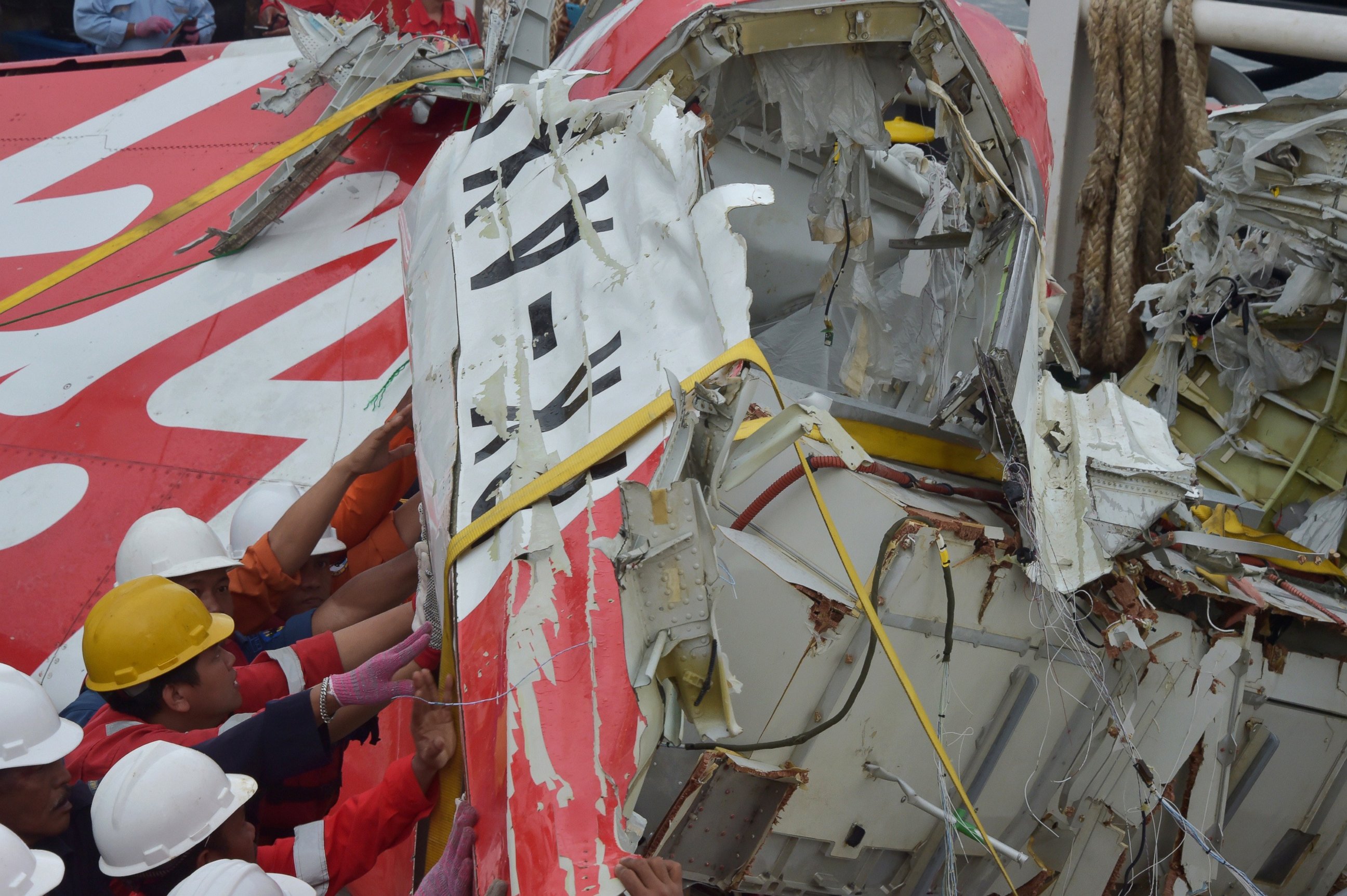 PHOTO:Indonesian crew of the Crest Onyx ship secure recovered wreckage of AirAsia flight QZ8501 in Kumai, Indonesia, Jan. 11, 2015.  