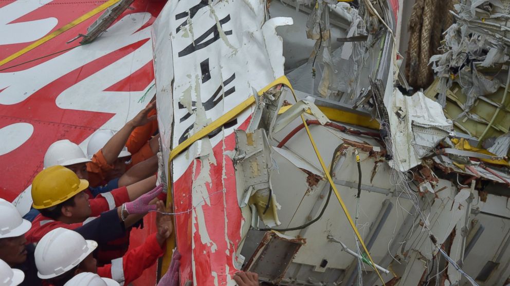 PHOTO:Indonesian crew of the Crest Onyx ship secure recovered wreckage of AirAsia flight QZ8501 in Kumai, Indonesia, Jan. 11, 2015.  