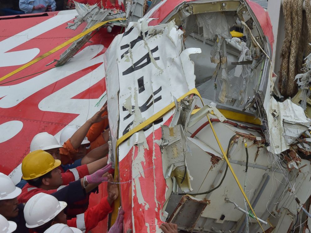 PHOTO:Indonesian crew of the Crest Onyx ship secure recovered wreckage of AirAsia flight QZ8501 in Kumai, Indonesia, Jan. 11, 2015.