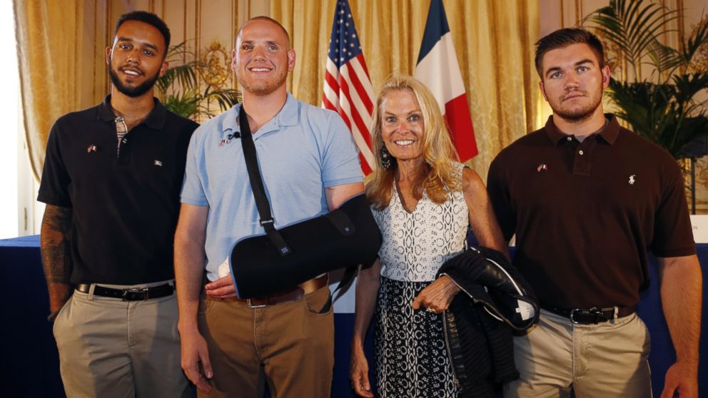 PHOTO: Anthony Sadler (L), Spencer Stone (2nd L), Alek Skarlatos (R) and U.S. ambassador to France Jane Hartley (2nd R) pose after a press conference at the U.S. embassy in Paris, Aug. 23, 2015. 