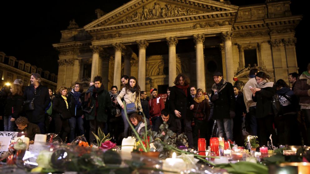 PHOTO: People gather at a makeshift memorial on the Place de la Bourse (Beursplein) in Brussels, March 23, 2016.