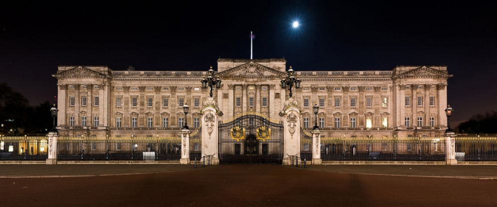 Fathers' Rights Protesters Scale Roof on Buckingham Palace Grounds