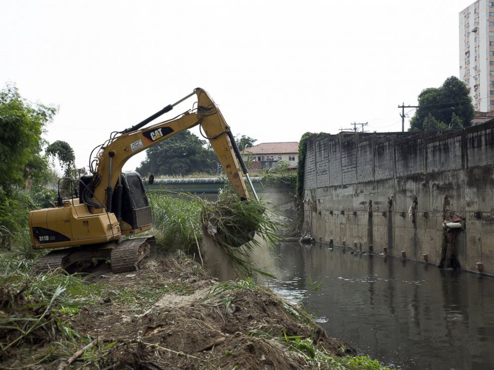PHOTO: A backhoe removes dirt from a sewage-clogged canal that empties into the Guanabara Bay in Sao Goncalo, Brazil, April 11, 2016.
