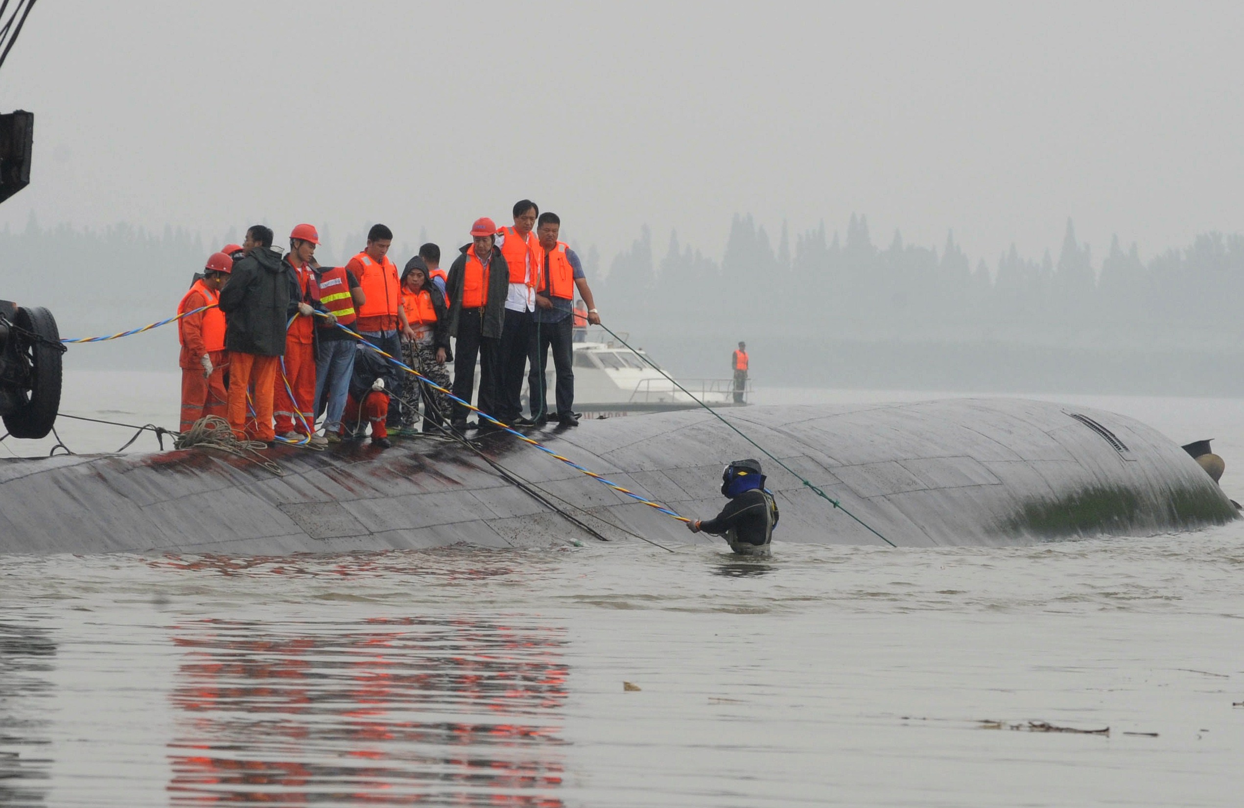 PHOTO: A diver walks into the water as rescue teams search for survivors from the Dongfangzhixing or "Eastern Star" vessel, which sank in the Yangtze River in Jianli, central China's Hubei province, on June 2, 2015. 