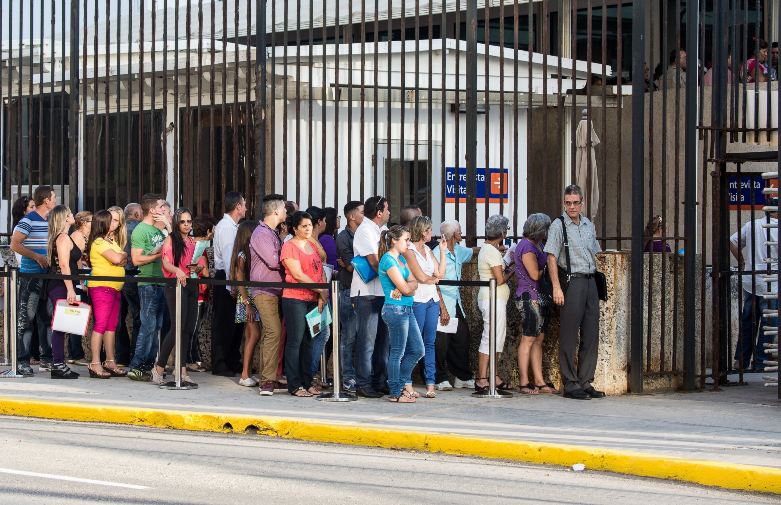 PHOTO: Cubans line up at the US embassy in Havana to get visas to travel to the U.S., July 20, 2015. 