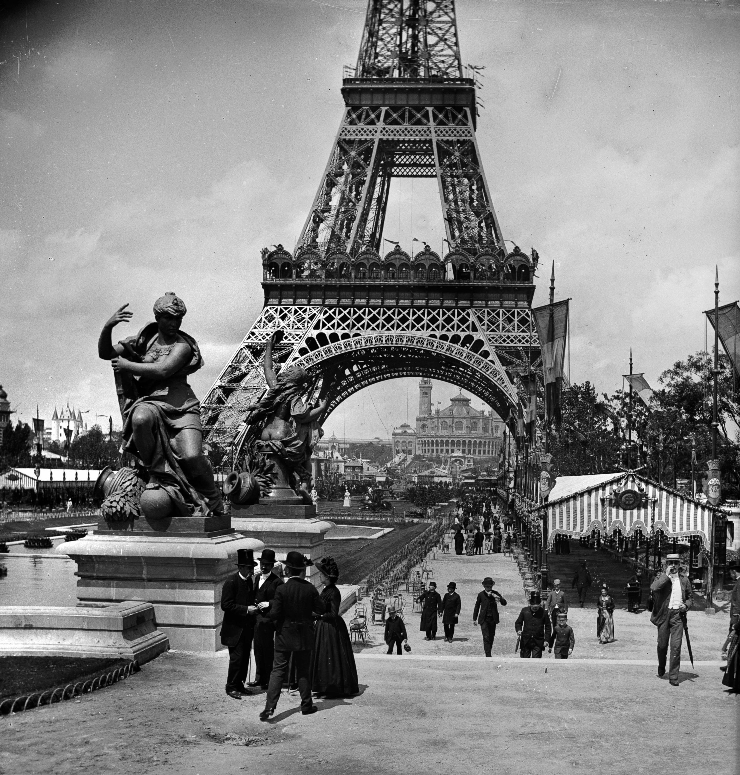 Франция 1800. Париж 1889 Эйфелева башня. Эйфелева башня в Париже 1889 год. Эйфелева башня в Париже 19 века. Эйфелева башня открытие 1889.