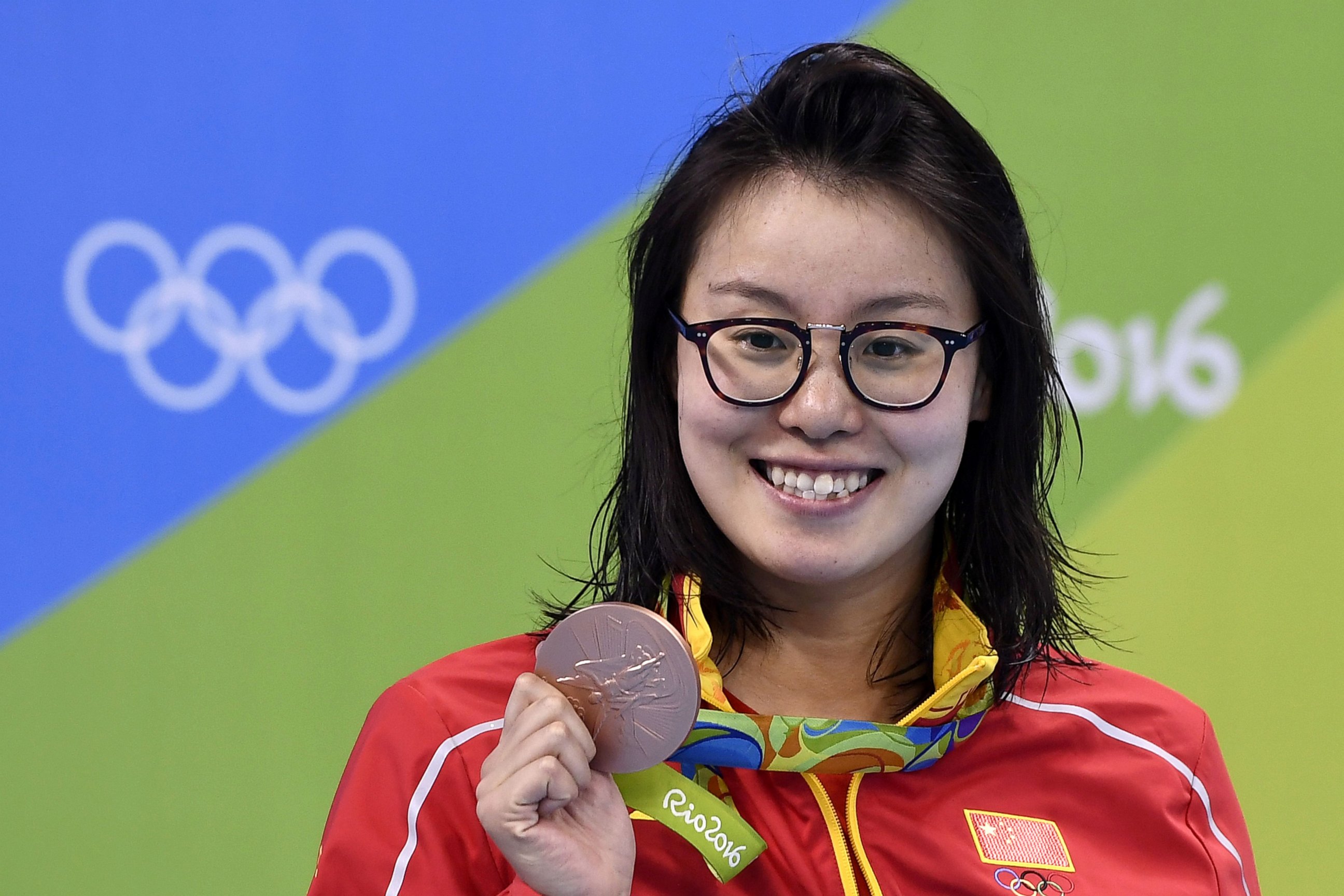 PHOTO: China's Fu Yuanhui poses with her bronze medal on the podium of the Women's 100m Backstroke during the swimming event at the Rio 2016 Olympic Games at the Olympic Aquatics Stadium in Rio de Janeiro, Aug. 8, 2016.