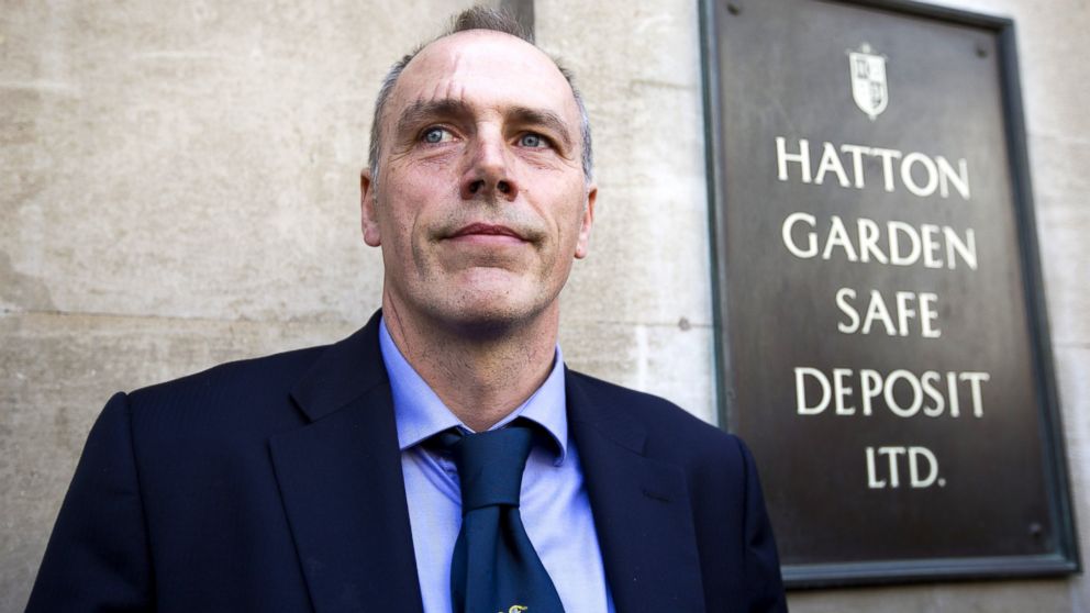 PHOTO: Detective Chief Inspector Paul Johnson of the Flying Squad, speaks to journalists outside Hatton Garden Safe Deposit Ltd following last weekend's burglary in London, April 9, 2015.