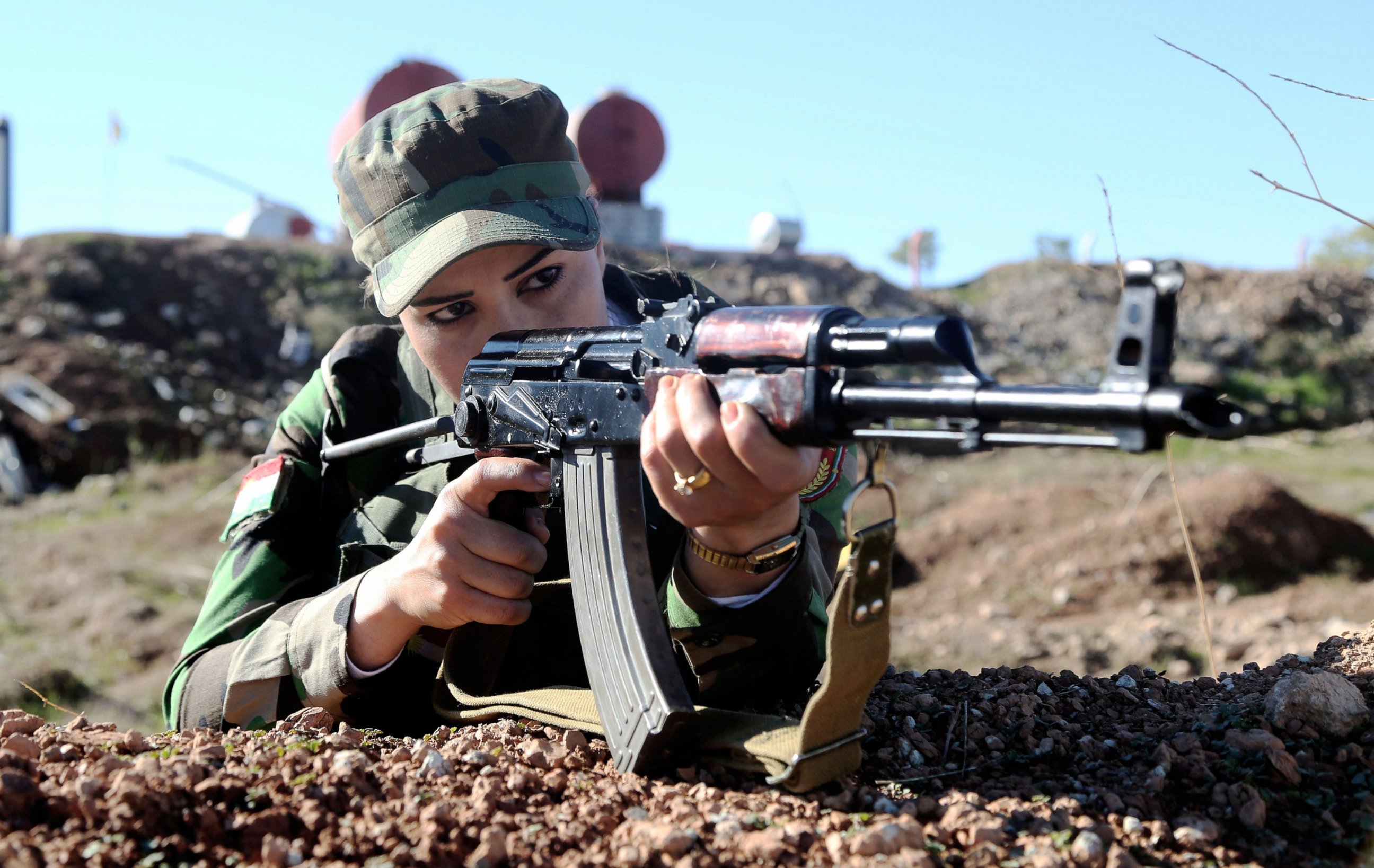 PHOTO:A female fighters aims her rifle as part of the Syrian Peshmerga fighters training to fight against Daesh and Assad forces at a camp located in Old Mosul region of the city of Nineveh, Iraq, Dec. 9, 2015.  