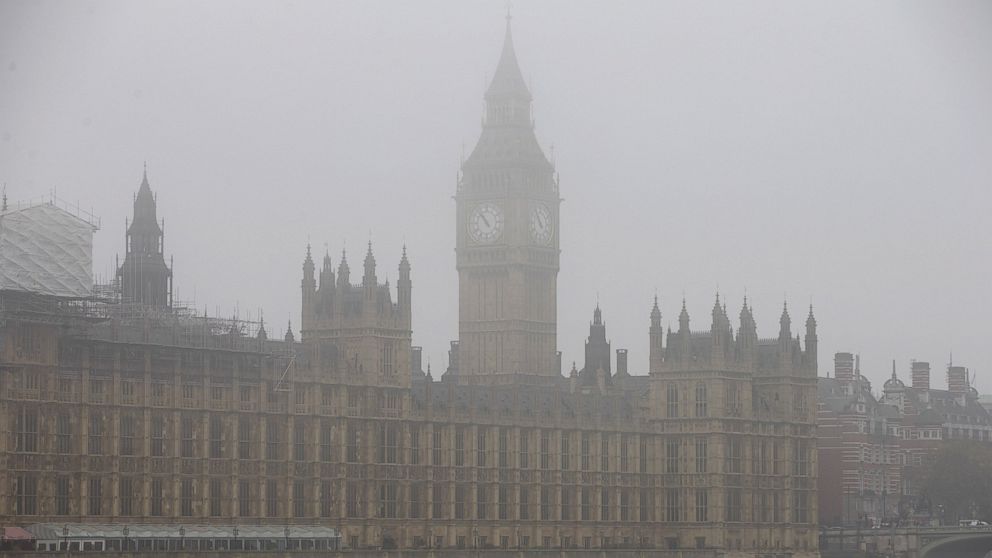 PHOTO: A boat travels along the River Thames through the fog past the Houses of Parliament in central London, Nov. 2, 2015.