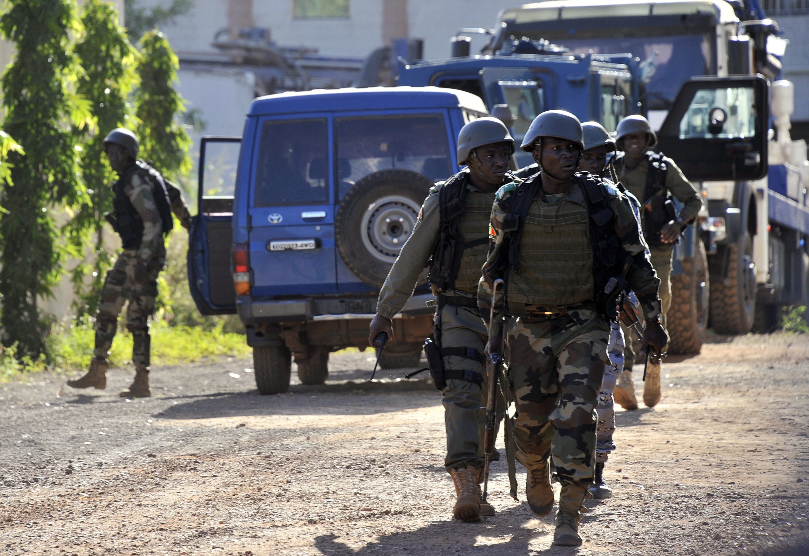 PHOTO: Malian troops take position near the Radisson Blu hotel in Bamako, Nov. 20, 2015.