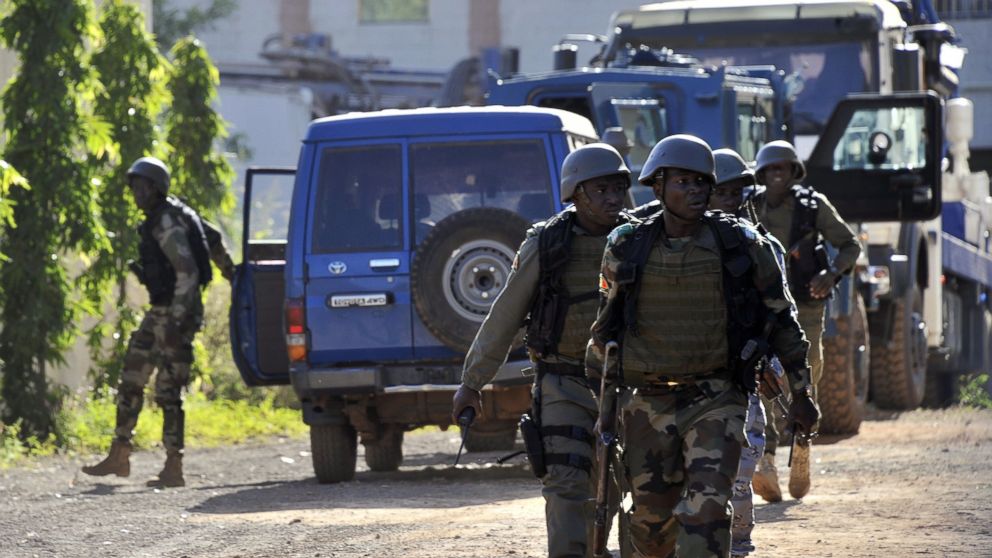 PHOTO: Malian troops take position near the Radisson Blu hotel in Bamako, Nov. 20, 2015.