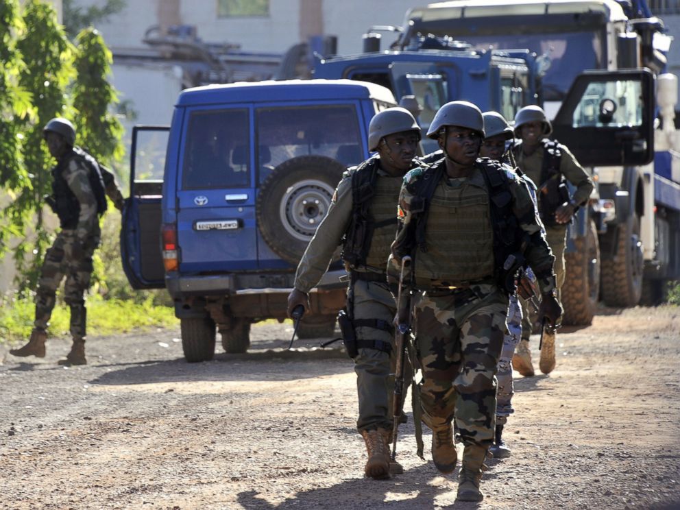PHOTO: Malian troops take position near the Radisson Blu hotel in Bamako, Nov. 20, 2015.