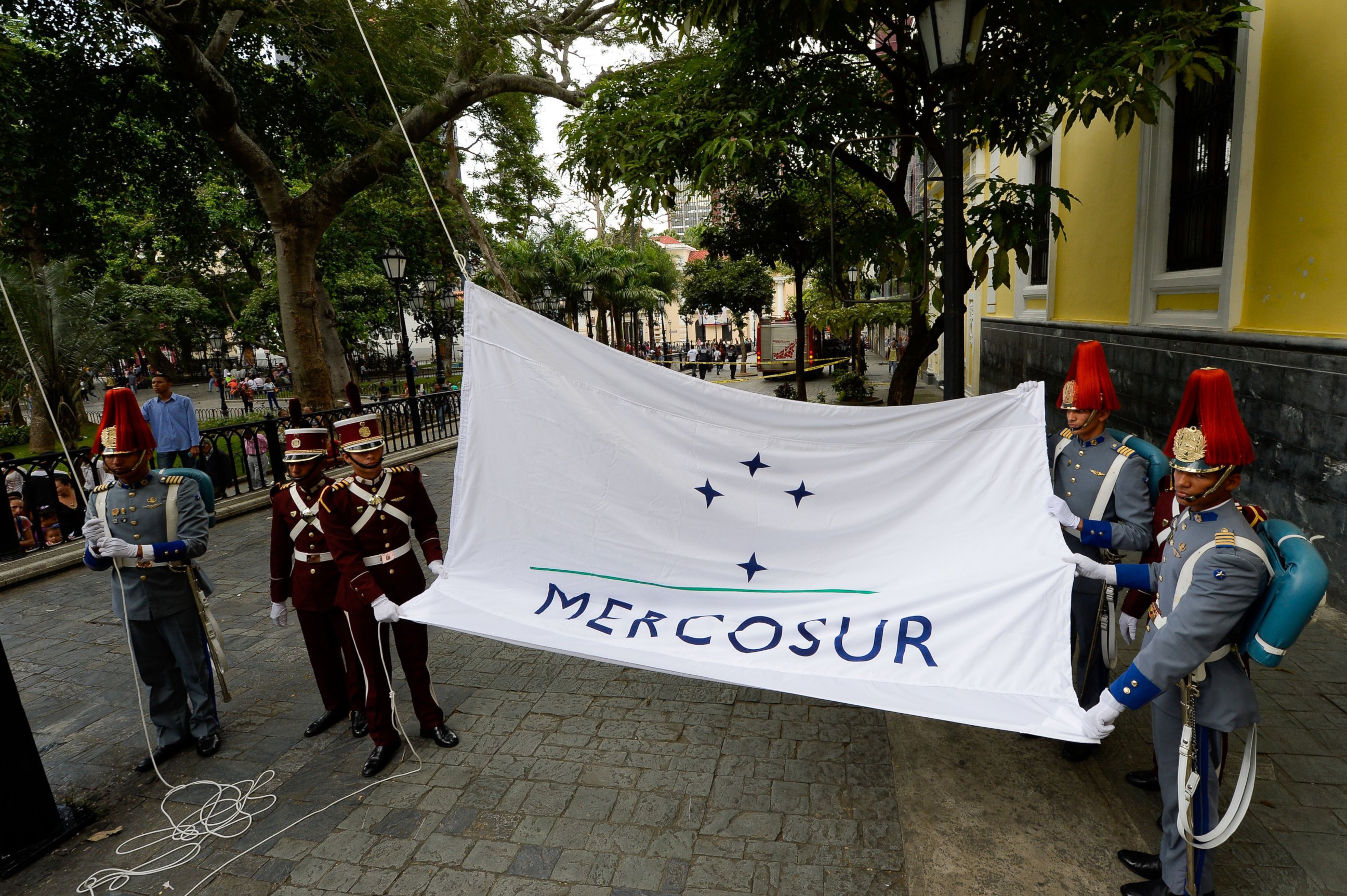 PHOTO: The Mercosur flag is raised in front of the Venezuelan Foreign Office building, in Caracas, Aug. 5, 2016.