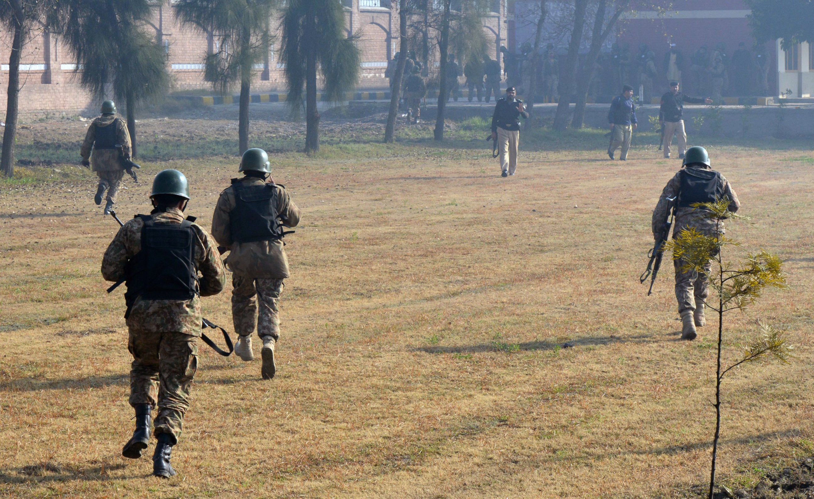 PHOTO: Pakistani army soldiers take part in search operation at the Bacha Khan University, Jan. 20, 2016.