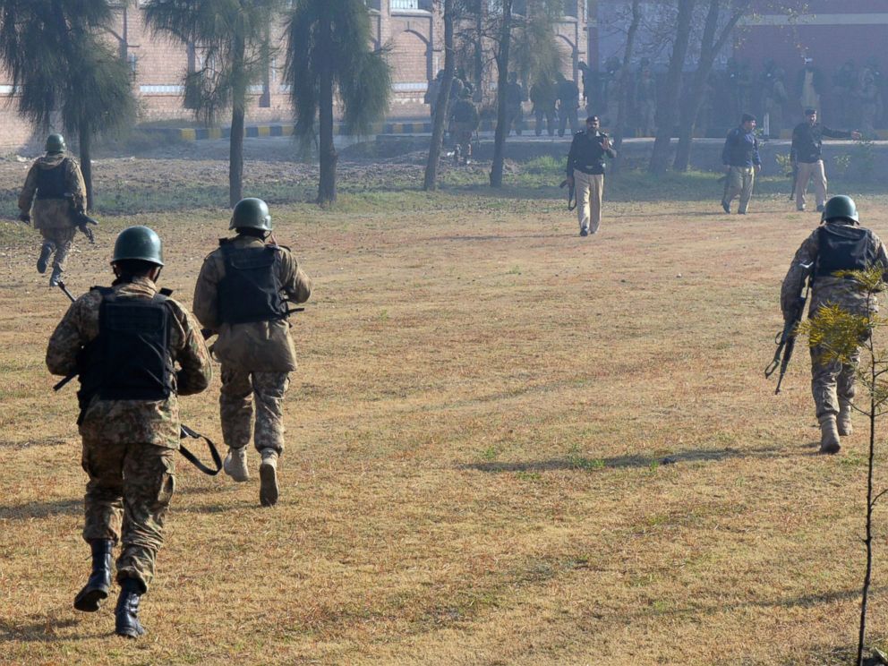 PHOTO: Pakistani army soldiers take part in search operation at the Bacha Khan University, Jan. 20, 2016.