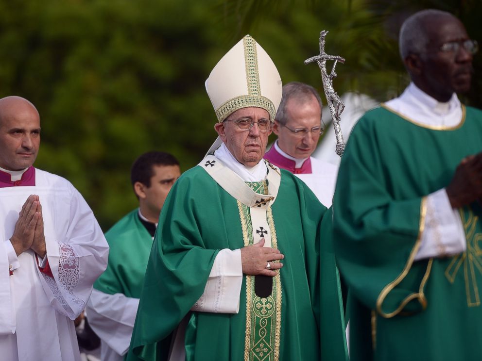 PHOTO: Pope Francis (C) walks to the altar to give mass at Revolution Square in Havana, Cuba, Sept. 20, 2015.