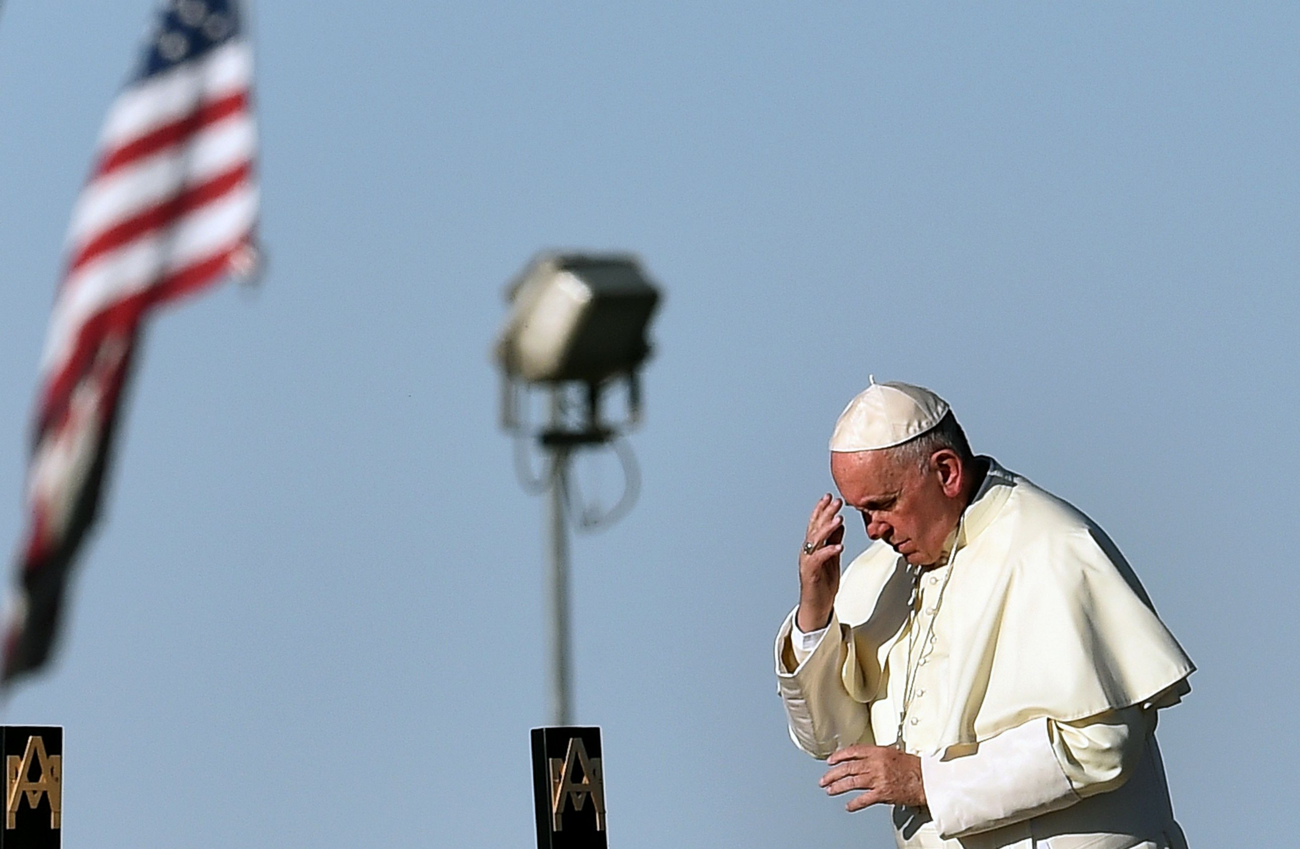 PHOTO: Pope Francis prays next to he US border before celebrating mass at the Ciudad Juarez fairgrounds, Feb. 17, 2016. 