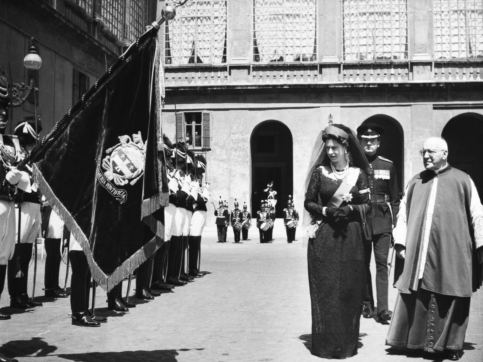 The Queen's Papal Meetings Through The Years Photos | Image #5 - ABC News