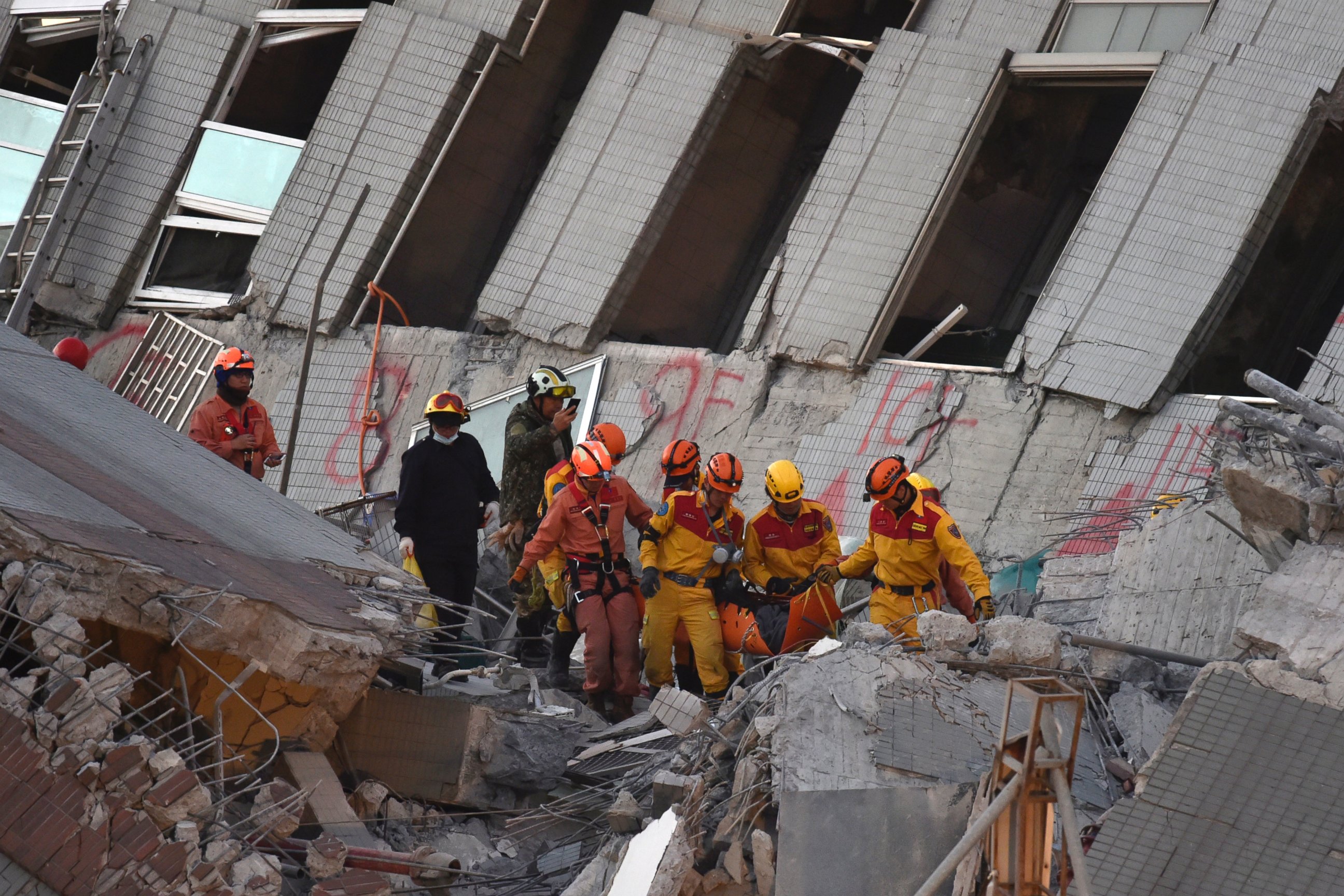 PHOTO: Rescue personnel bring down a Vietnamese national, identified as 28-year old Chen Mei-Jih, to safety after she was extracted from a building which collapsed in the earthquake in the southern Taiwanese city of Tainan, Feb. 8, 2016. 